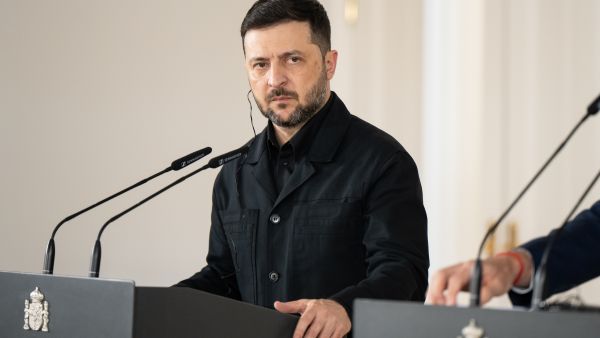 رئيس أوكرانيا فولوديمير زيلينسكي خلال لقائه رئيس الحكومة بيدرو سانشيز