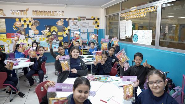 الإمارات الإسلامي يحتفي بالتقليد العريق «حق الليلة» في دولة الإمارات العربية المتحدة بتوزيع الهدايا والحلويات للأطفال