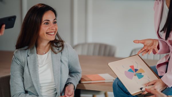 أفكار تنسيق البليزر بأسلوب أنيق ومريح للمرأة العاملة