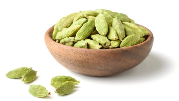 يساعد الهيل على تحسين عملية التنفس وتخفيف احتقان الصدر