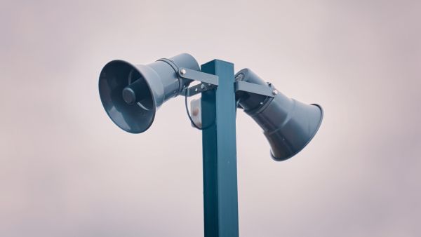 تفسير حلم سماع صفارات الإنذار في المنام