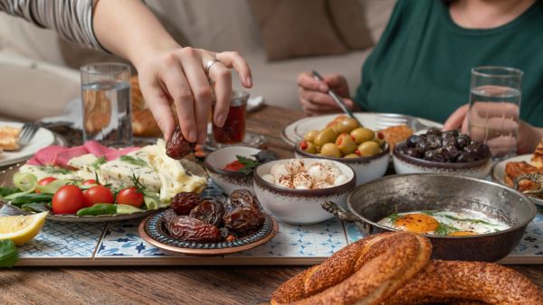 تفسير رؤية السحور مع العائلة في المنام