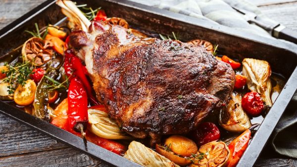 فخذ الخروف المشوي بالفرن على مائدة عيد الفطر