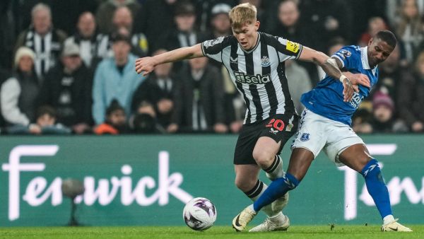 برشلونة يراقب نجم نيوكاسل الشاب