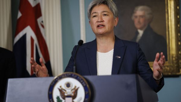 وزيرة الخارجية الأسترالية بيني وانغ تتحدث خلال حفل توقيع مذكرة التفاهم بشأن مكافحة المعلومات الأجنبية الصادرة عن الدول.AFP