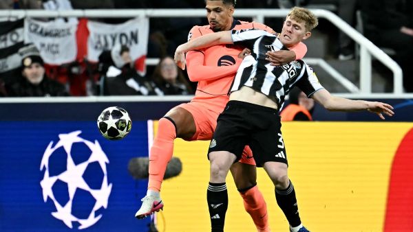 مدافع برشلونة أراوخو ينتقد التحكيم