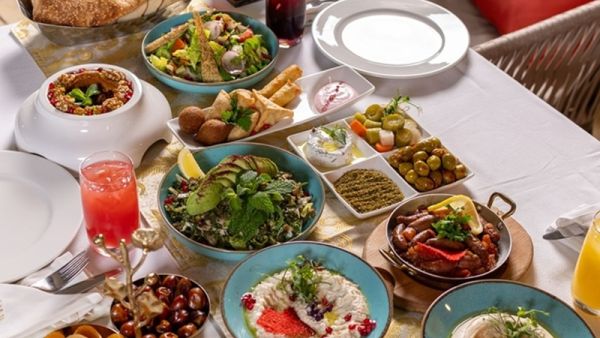 احتفلوا بعطلة عيد الفطر على شاطئ البحر في فندق إنتركونتيننتال أبوظبي مع تجارب الطعام المُميّزة وباقات الإقامة العائلية الفاخرة