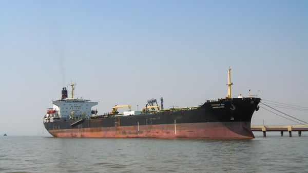 مومباي، الهند – 8 فبراير 2007: ناقلة النفط الخام “جواهر لال نهرو” في خليج مومباي (بومباي)، الهند.