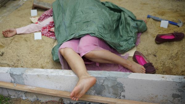 مصرع طفلة إثر إصابتها بشظايا صاروخ إيراني