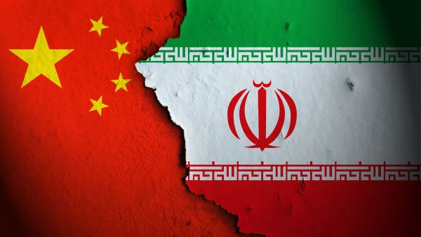 علم الصين مقابل علم إيران