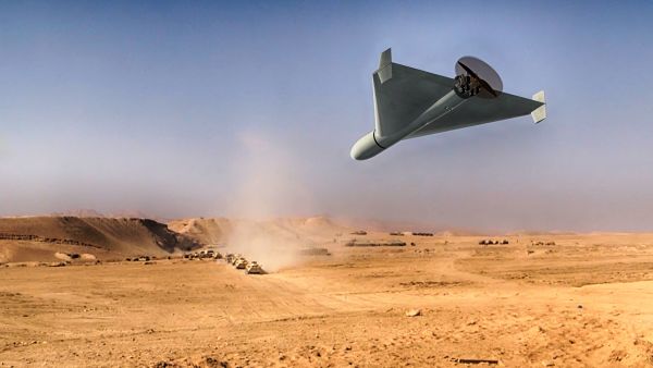 طائرة مسيّرة عسكرية إيرانية تهاجم قافلة من المعدات العسكرية في رمال الصحراء في وسط الصحراء. عمليات حرب ومكافحة الإرهاب.