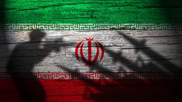 ظل جندي إيراني على جدار خشبي