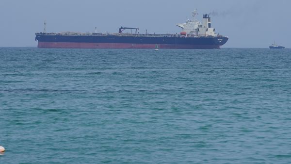 خور فكان، الشارقة، الإمارات العربية المتحدة - 27 أبريل 2023: ناقلة وسفن أخرى أبحرت