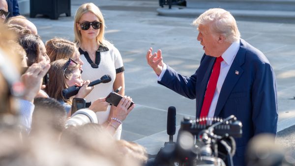  من الأرشيف -واشنطن العاصمة، الولايات المتحدة، 25 يوليو 2025: الرئيس دونالد ترامب يتحدث إلى وسائل الإعلام قبل صعوده إلى المروحية الرئاسية "مارين ون" في طريقه إلى اسكتلندا.