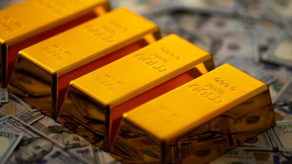 الدولار القوي يدفع الذهب لمزيد من التراجع