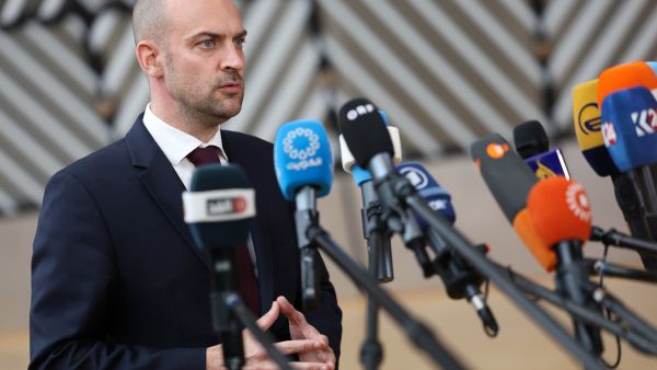 وزير الخارجية الفرنسي جان نويل بارو يصل لحضور اجتماع مجلس وزراء الاتحاد الأوروبي في بروكسل…