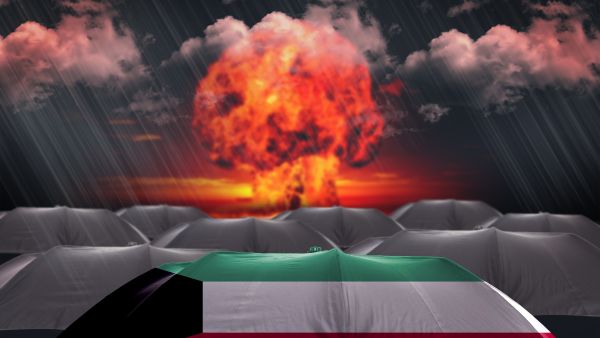 مظلة حماية تحمل علم الكويت على خلفية حرب