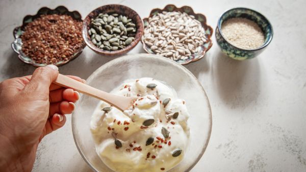 أفضل وقت لتناول بذور المعجزة لدعم هرموناتك طبيعيًا