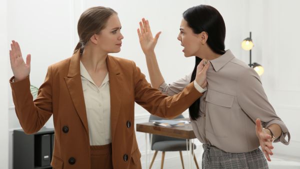 العنف غير المرىء في بيئة العمل