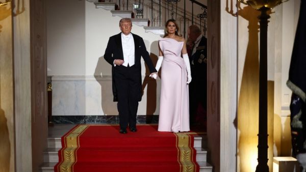 ميلانيا ترامب تخطف الأنظار بفستان وردي من ديور