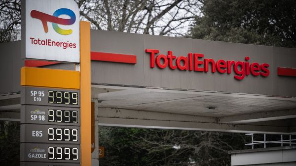 Oil hits $104, up 8% on Trump Iran blockade move