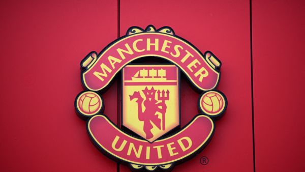 أسطورة مانشستر يونايتد يعود للملاعب بعمر 40 عامًا