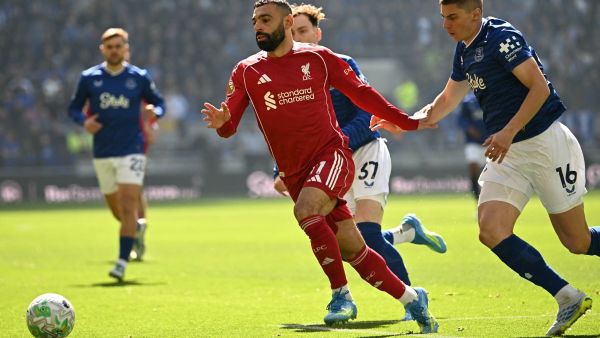 تمزق عضلي يبعد صلاح حتى نهاية الموسم