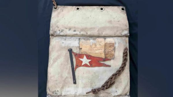 وسادة سفينة "تايتانيك" المعروضة في المزاد 