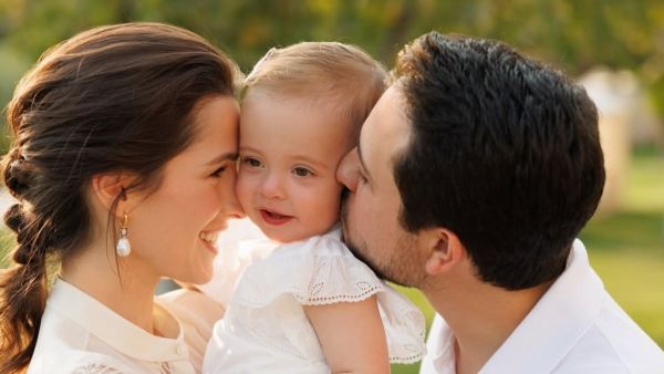 بصورة عائلية مميزة.. الأمير الحسين يهنئ الأميرة رجوة بعيد ميلادها الـ32