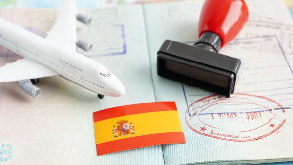 إسبانيا تحذر من ارتفاع أسعار تذاكر الطيران وتدعو للحجز المبكر
