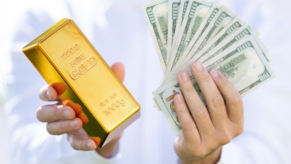 الأسواق تترقب.. الذهب يتراجع والدولار يواصل الصعود