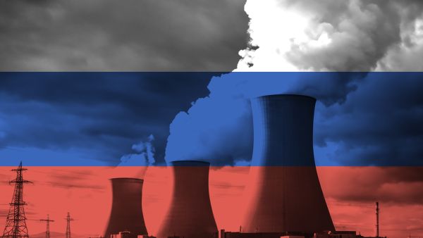 محطة طاقة نووية مع تراكب لعلم روسيا الوطني، ترمز إلى إنتاج الطاقة النظيفة.