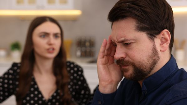 لماذا نشعر بالإحراج دون سبب واضح؟ أسرار الاستجابة العصبية