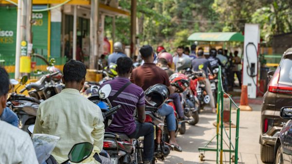 بنغلادش– 24 مارس 2026: مئات الدراجات النارية تصطف أمام محطة وقود في مدينة شيتاغونغ وسط نقص في إمدادات الوقود على مستوى البلاد.