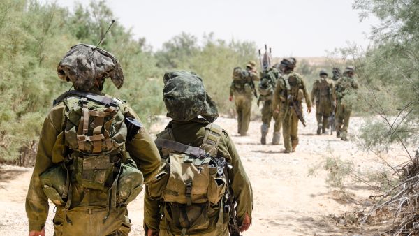 جنود إسرائيليون مقاتلون من وحدة نخبة لمكافحة الإرهاب يعودون إلى قاعدتهم بعد تنفيذ غارة في جنوب لبنان خلال الحملة/الحرب العسكرية في لبنان الثانية