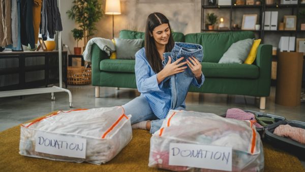 طريقة سهلة لطيّ الملابس الشتوية وتخزينها