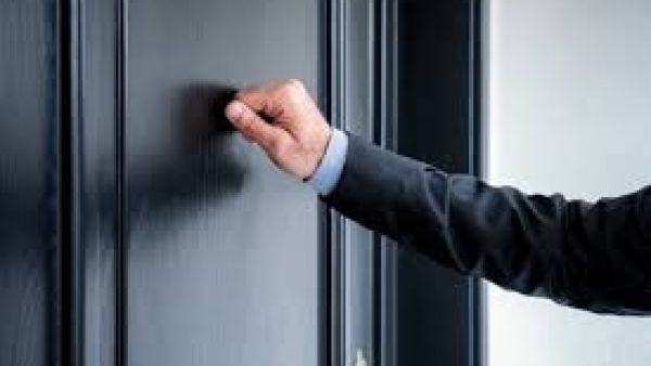 تفسير رؤية شخص يقف عند الباب في المنام