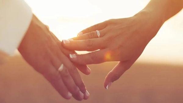 حلمت ان زوجتي متزوجه من رجل اخر وهي على ذمتي