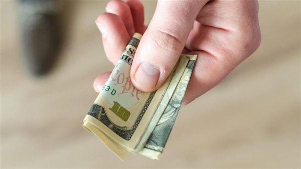 حلمت اني اعطي فلوس لشخص اعرفه