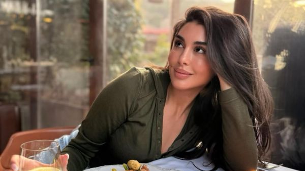 ياسمين صبري تخطف الأنظار بفستان ذهبي فضي لامع في حفل L'Oréal Paris