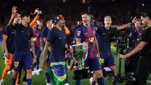 برشلونة يطارد إنجازًا تاريخيًا جديدًا بعد حسم لقب الليغا