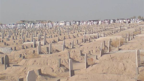 تفسير حلم المشي بين القبور مع أشخاص