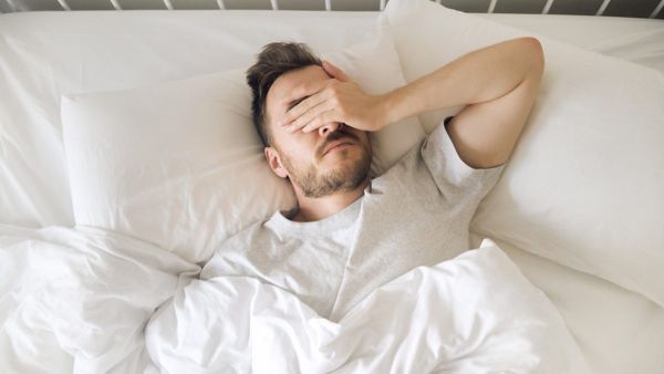رؤية التبول على شخص في المنام