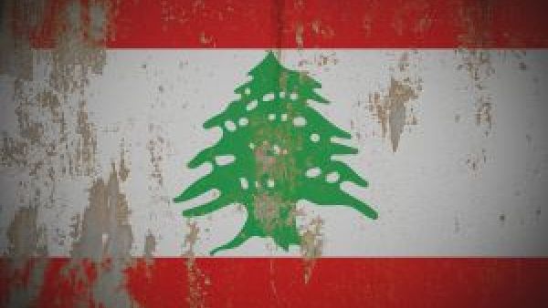 علم لبنان على جدار