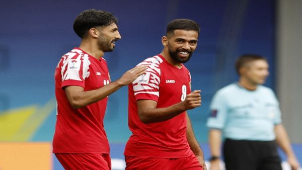 يزن النعيمات وعلي علوان خلال مباراة للمنتخب الأردني