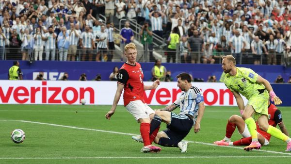 ليونيل ميسي قائد منتخب الأرجنتين يتألق أمام النمسا