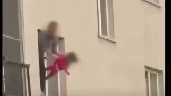 رجل يعلق ابنته البالغة من العمر ثلاث سنوات من النافذة كرهينة، ويُهددها بسكين 