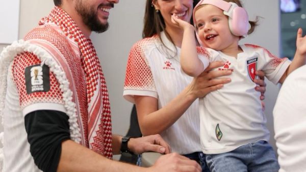 الأميرة إيمان بنت الحسين خلال حضورها مباراة المنتخب الأردني والأرجنتيني مرتدية قميص النشامى في أجواء عائلية مميزة