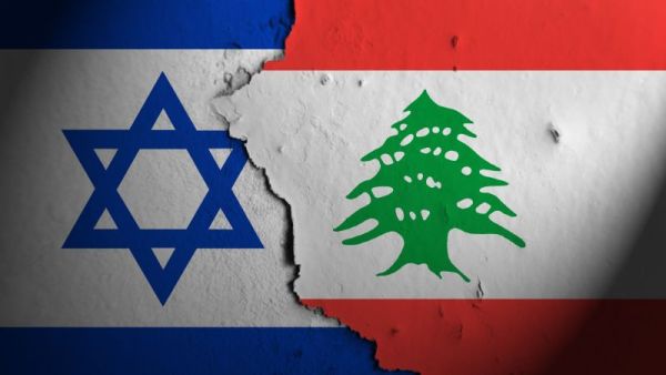 تصميم يجمع بين علمي إسرائيل ولبنان على جدار متشقق يرمز إلى التوتر والصراع بين الجانبين