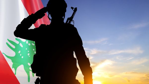 جندي من الجيش اللبناني يؤدي التحية العسكرية أمام العلم اللبناني
